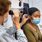 Nuevos estudios reflejan dolor de oído mientras se padece la enfermedad de coronavirus.