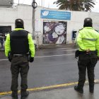 Policías montan guardia en los exteriores del penal.