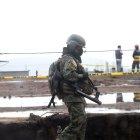 Miliares y bomberos continúan en la zona del desastre.