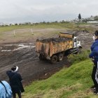El lodo y escombros del aluvión fueron a dar en una cancha de fútbol que forma parte del parque Bicentenario.