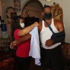 Su nuera, en  ocasiones, le ayuda con las actividades cotidianas.