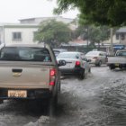 Algunas 'piscinas' se formaron en diferentes arterias de la ciudad.