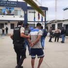 Un policía acompaña a uno de los sospechosos hasta los calabozos.