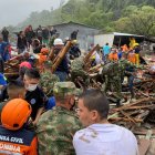 Soldados del Ejército de Colombia y rescatistas de la Defensa Civil, buscan sobrevivientes tras un deslizamiento de tierra causado por las fuertes lluvias que afectan la ciudad de Periera. Al menos seis personas murieron y otras 20 resultaron heridas por un deslizamiento de tierras causado por las lluvias que afectan a la ciudad colombiana de Pereira, capital del departamento de Risaralda (centro), informaron este martes fuentes oficiales. EFE/ EJERCITO DE COLOMBIA/SOLO USO EDITORIAL/ SOLO DISPONIBLE PARA ILUSTRAR LA NOTICIA QUE ACOMPAÑA (CRÉDITO OBLIGATORIO) /MÁXIMA CALIDAD DISPONIBLE