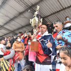 Luis Iza muestra orgulloso el título como campeones de la liga San Roque. Le dedicó la corona a su abuelito fallecido.