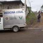 Policías acordonaron el área para recabar pistas de los responsables. También llegó Medina Legal.