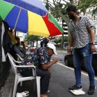 Enrique dando indicaciones de cómo usar la balanza a sus usuarios. Quedan pocas personas dedicadas a esta actividad en el centro de la urbe porteña.