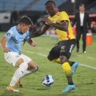 Natanael Guzmán (i) de Torque disputa el balón con Cristian Penilla de Barcelona, en el juego de ida de la primera fase de la Copa Libertadores.