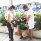 El padre del niño y sus hermanas permanecieron fuera del hospital, hasta el último momento.