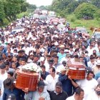 Una gran concurrencia de personas acompañó a los féretros de los dos obreros muertos en una urbanización de Samborondón.