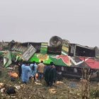 Fotografía cedida por New Noticias que muestra el bus accidentado hoy en una zona rural de la provincia de Pataz, en el norte de Perú. Al menos 20 personas fallecieron y otras 33 resultaron heridas luego de que un autobús de transporte interprovincial cayera por un abismo de unos 100 metros de profundidad en una zona rural de la provincia de Pataz, en el norte de Perú, informaron este jueves fuentes oficiales. EFE/New Noticias/ SOLO USO EDITORIAL /NO VENTAS /SOLO DISPONIBLE PARA ILUSTRAR LA NOTICIA QUE ACOMPAÑA /CRÉDITO OBLIGATORIO/ MÁXIMA CALIDAD DISPONIBLE