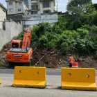 Con maquinaria pesada realizan la limpieza de predios abandonados en Los Ceibos