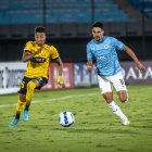 Byron Castillo y un centro que terminó en gol ante el Torque.