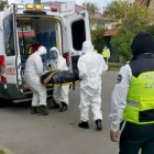 El agente de tránsito fue llevado en ambulancia hasta un hospital.