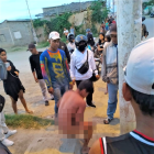 Uno de los sospechosos cuando es ajusticiado por el populacho.