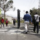 Esta puerta está colocada en la calle Jaime Roldós, pero aún no ha sido cerrada.