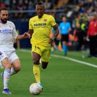 El lateral tricolor Pervis Estupiñán (d) tuvo una dura lucha con Dani Carvajal en el empate en casa ante el Real Madrid.