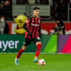 El defensa ecuatoriano Piero Hincapié es titular en Bayer Leverkusen.