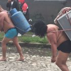 Los sospechosos fueron obligados caminar, semidesnudos, con los objetos robados a sus espaldas.