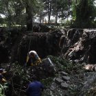La mañana de ayer trabajadores intentaban sacar los residuos que taparon la alcantarilla.