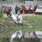 La Policía extrajo el cuerpo de la zanja. Estaba boca abajo.