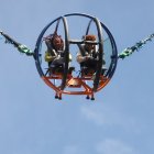Neisi Dajomes y Angie Palacios disfrutaron de llegar al cielo con la catapulta. Confesaron que les gusta ese 'sustito' de estas atracciones.