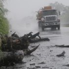 En una de las modalidades de robo, los delincuentes colocan troncos en la vía para bloquear el paso de los camiones.