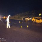 El vehículo plomo fue baleado por un grupo de asesinos. En su huida se impactó con el auto amarillo.