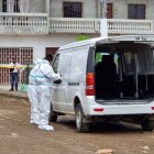 La furgoneta incautada fue examinada por la policía en busca de indicios.