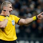 El árbitro brasileño Anderson Daronco impacta en el fútbol internacional por su musculatura.