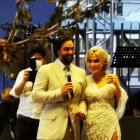 La alcaldesa y su esposo, durante la fiesta de matrimonio, celebrada el pasado lunes en Playas.