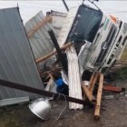 El carro se salió de la vía de circulación  y se estrelló contra el centro de vigilancia donde estaba el celador.