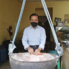 Luis Banda no solo come este dulce, también lo prepara. Y su brazo musculoso es prueba de ello. Los vecinos de Cruz Verde, en el Centro Histórico, lo admiran por su trabajo.