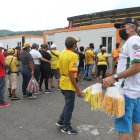 Las mascarillas de Barcelona se venden fuera del estadio Monumental desde $ 0,25 en adelante.