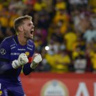 Javier Burrai arquero de Barcelona celebra al ganar la serie de penaltis ante el Torque.