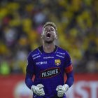 Javier Burrai, volvió a tapar un penal en Barcelona.