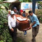 el féretro con los restos