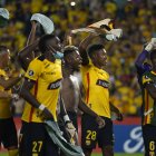 Jugadores de Barcelona celebran al ganar la serie de penaltis en Copa Libertadores ante el Montevideo City Torque en el estadio Monumental en Guayaquil .