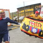 Kiko y Pintorito con su show antes de entrar para ver a su querido Barcelona.