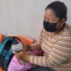 Jéssica muestra la caja de pastillas que tiene que comprar para su hermana.