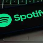 Spotify, el gigante sueco de servicios de "streaming" de audio, va a reforzar su apuesta por el negocio del pódcast con la adquisición de Podsights y Chartable, dos populares herramientas para los creadores de contenidos en audio.
En un comunicado, Spotify anunció este miércoles la compra de las dos compañías, sin dar detalles sobre el precio pagado.
Las adquisiciones se suman a otras parecidas hechas por la compañía sueca en los últimos años, entre ellas la compra en 2020 de Megaphone, una firma de tecnología para pódcasts, y en 2019 la de Anchor, una plataforma para crear este tipo de productos.
La empresa de "streaming" ha convertido los pódcasts en una de sus grandes apuestas, con importantes inversiones en los últimos años, incluido el fichaje del polémico cómico Joe Rogan, responsable del pódcast más escuchado de EE.UU.
Spotify destacó en su nota que Podsights es un líder en el campo de los servicios de medición de publicidad en pódcasts, mientras que Chartable es una plataforma de análisis de datos que permite a los creadores conocer y ampliar sus audiencias.
La empresa destacó que se espera que la publicidad digital en audio en Estados Unidos crezca hasta casi los 8.000 millones de dólares para 2025, con unos 2.700 millones vinculados directamente a los pódcasts.
"Creemos que el próximo paso para liberar este crecimiento es demostrar el impacto de la publicidad de audio a través de innovaciones en la medición y atribución para los anunciantes e información sobre la audiencia para los editores", señaló la compañía.