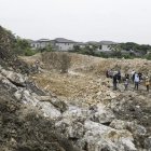 Vecinos de vía a la costa alertaron de las rocas que estaban ya cerca de sus patios y viviendas.