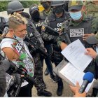 Juan Hernando Hurtado Rodríguez, alias Paisa, fue entregado a los policías colombianos en el puente sobre el río San Miguel, Sucumbíos.
