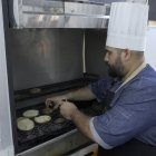 El chef Luis Cedeño aconseja que la carne se sazone solo con sal para conservar su sabor natural.