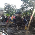 Los habitantes cogieron pala y escoba para ayudar a los vecinos damnificados.