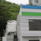 El vehículo color plomo quedó en el patio de una empresa.