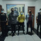 Uno de los sospechosos quedó con manchas de sangre en sus prendas.