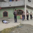 La víctima yace cubierta con una sábana. Agentes de la Policía se hicieron presentes luego del asesinato.