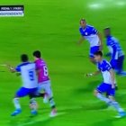 Fernando Hidalgo de Cumbayá (i) disputa con Lorenzo Faravelli de los rayados (d), quien cae en el área. El árbitro pitó penal.