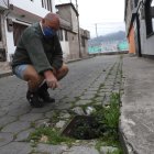 Carlos Ruano muestra uno de los tantos agujeros que los preocupan.